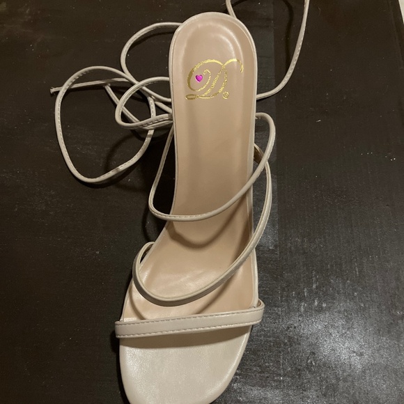 WOMEN'S DELICIOUS SHOP DRESS SANDALS - Picture 3 of 4